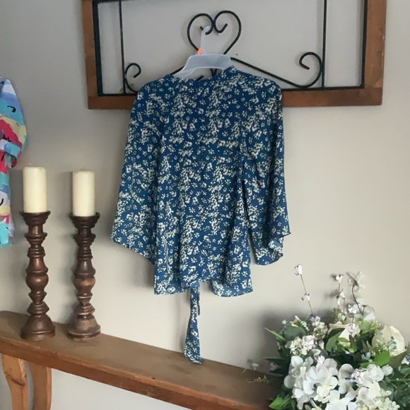 Suzy Shier Blue Floral blouse top shirt - Picture 2 of 9